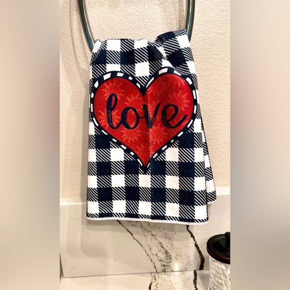 NIP SET of 2 Towels-heart & XOXO kitchen/bathroom - Picture 4 of 7